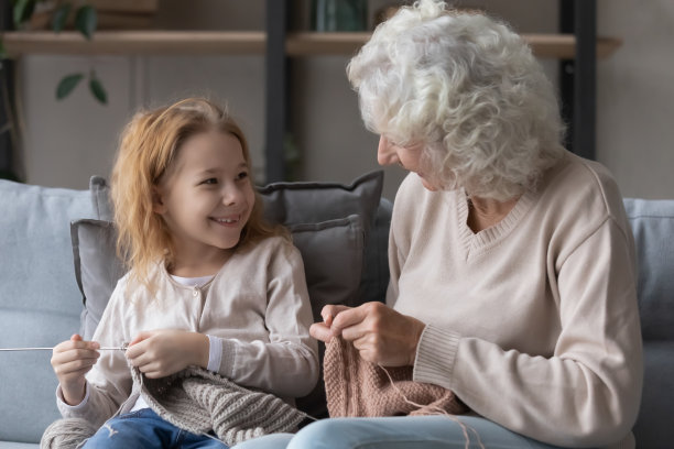 老保姆给小女孩讲解针线活的基本技巧图片下载