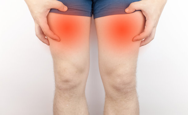 那个人抓住了自己的大腿。肌肉断裂，肌腱扭伤，韧带微骨折，骨折。髋关节疼痛的医疗概念图片下载