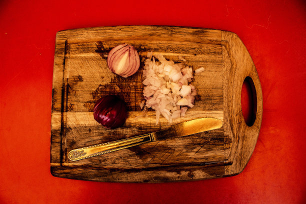切菜板上的红洋葱图片下载