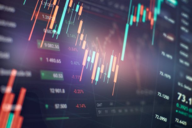 新现代计算机和商业战略作为概念。财务图表与烛台图用于股票价格变动报告的市场分析图片下载