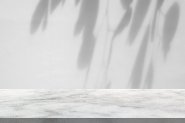 大理石桌子与树阴影落在白色的墙壁背景为实物产品展示图片下载