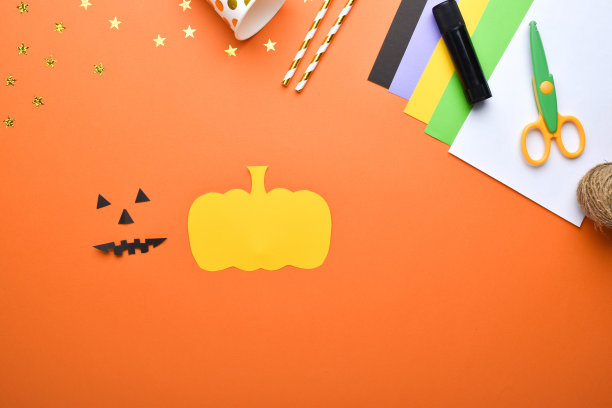 与孩子们一起工艺品万圣节南瓜。详细的一步一步的指示。图片下载