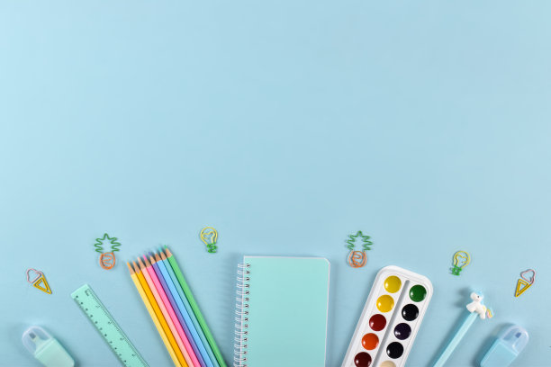 浅蓝色背景上的柔和色彩的学校用品框架，文本空间。回到学校。它是平的。图片下载