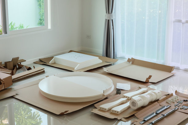 在家里组装木制桌子家具图片下载