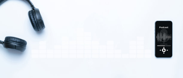 播客的背景。手机智能手机屏幕与播客应用，声音耳机。音频声音与无线电麦克风在白色。录音工作室或播客的横幅与复制空间。图片下载