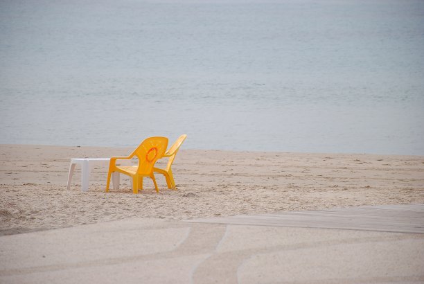 夏季美丽的海滨，平静的蓝色海景，沙质海岸，以色列内坦亚市图片下载