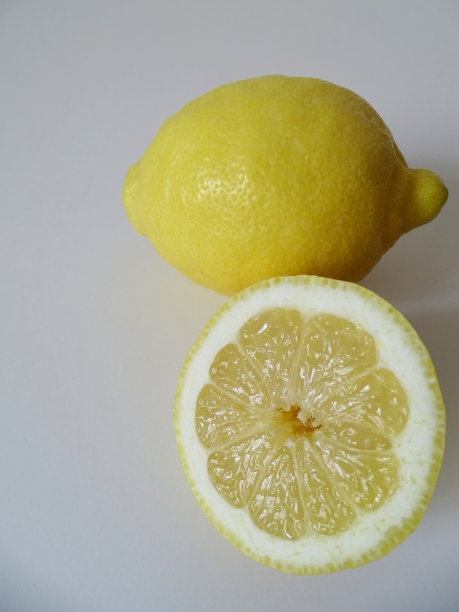 白色背景下的柠檬特写镜头图片下载