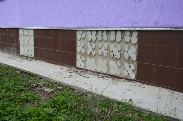 因地下室、地基防水问题造成的房屋基础墙面上瓷砖滑落、破碎、脱落、漏贴墙砖。图片下载