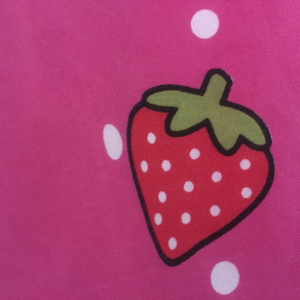 背景图像的红色草莓在粉红色的布。图片下载