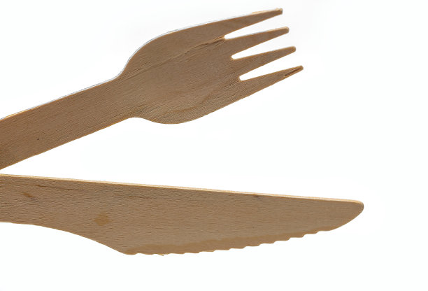 木制餐具隔离在白色背景上。图片下载