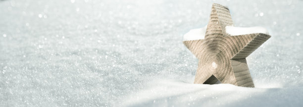 柔软的雪花配上木制的圣诞星星图片下载