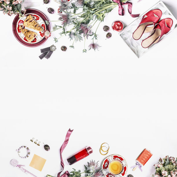 时尚和美丽的现代布局框架与女性高跟鞋盒子，化妆品，香水，鲜花束，蛋糕和别致的白色书桌背景。图片下载