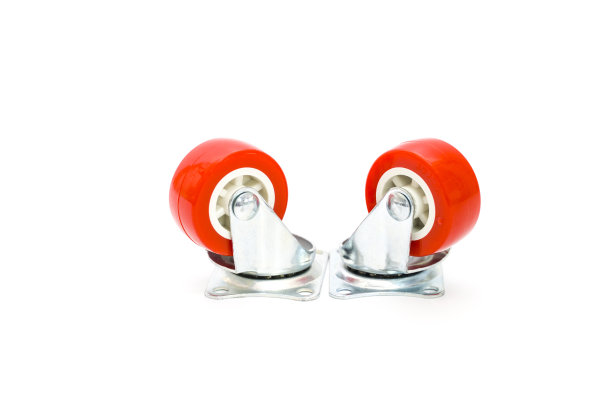 更换白色的手推车轮子图片下载