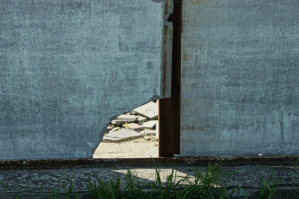 灰色水泥墙的一部分，上面有个大洞图片下载