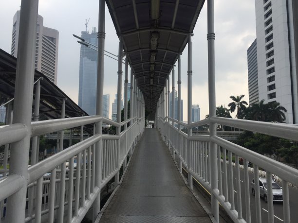 首都公路人行天桥的长通道。图片下载