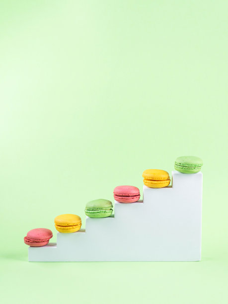 几何粉彩绿色背景彩色马卡龙糖果在时髦的楼梯白色讲台图片下载