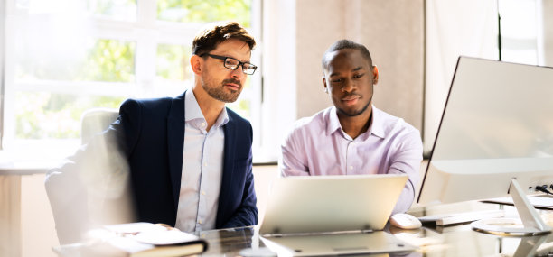 非裔美国商人在办公室工作图片下载