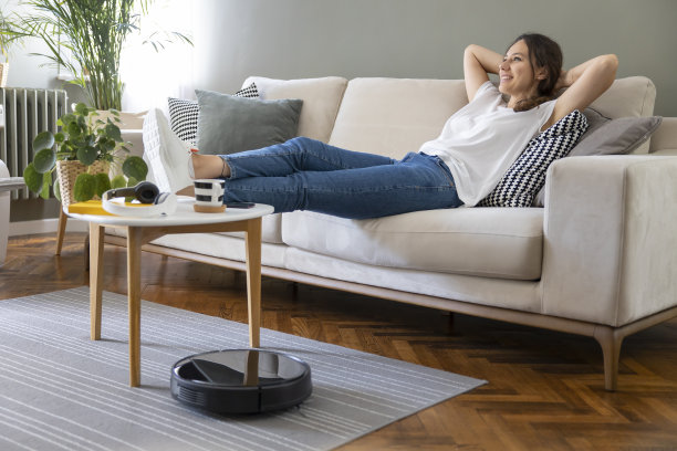 吸尘器机器人正在打扫客厅图片下载