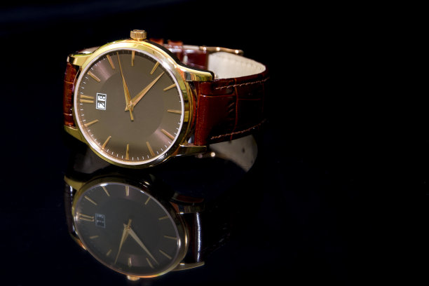 黑色背景下的金色手表。男士奢侈配饰。图片下载