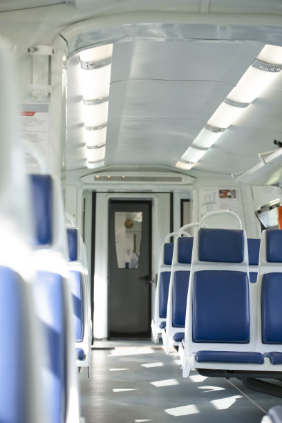 蓝色座位的火车车厢。图片下载