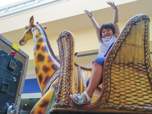 小女孩骑着长颈鹿图片下载