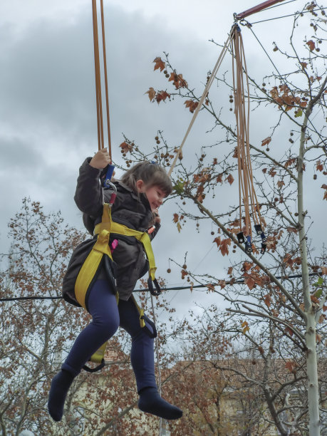 小女孩在橡皮筋上荡秋千图片下载