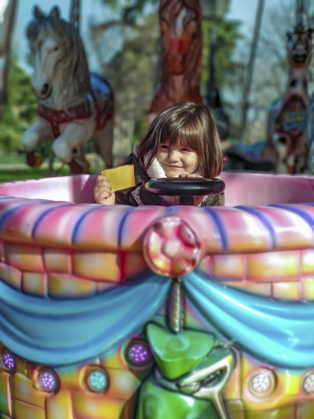 旋转木马上微笑的小女孩图片下载