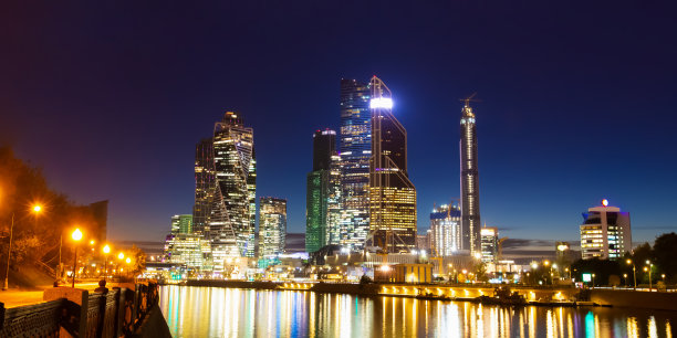 俄罗斯的夜景。莫斯科市中心的摩天大楼。俄罗斯首都的高层建筑。复杂的图片下载