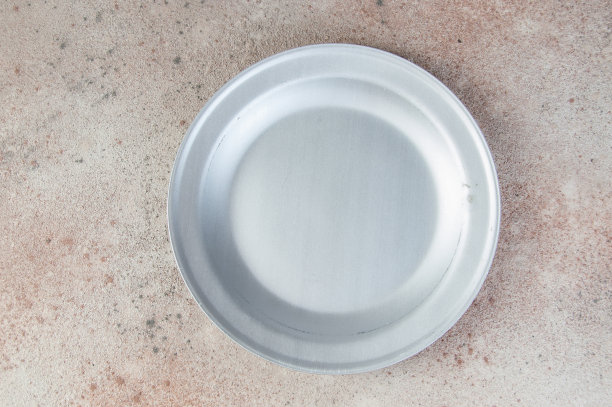 混凝土背景上的旧金属板。图片下载