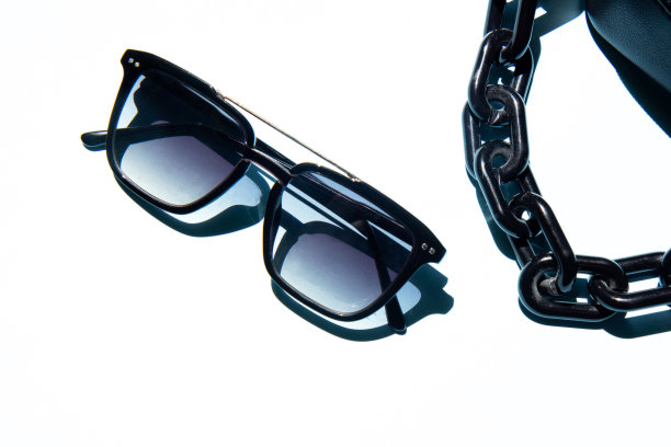 黑色的眼睛太阳镜和时尚的包孤立在白色的背景图片下载