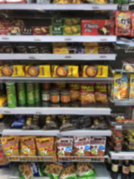 超市货架上的东西模糊不清图片下载