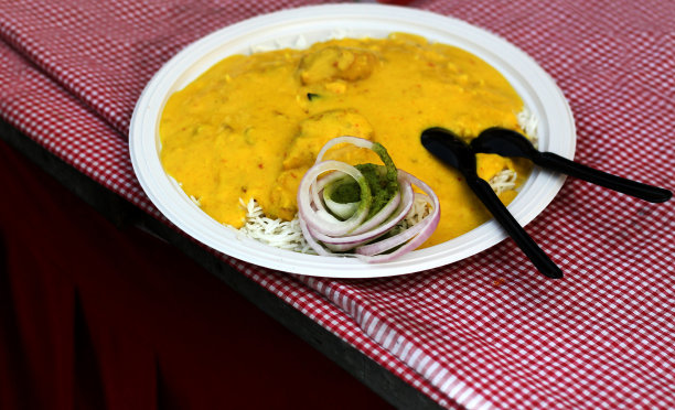 印度街头食物:盘子里有咖喱木豆的白米饭，随时可以吃图片下载