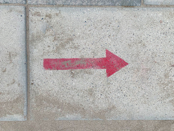 人行道上的箭头-人行道上的箭头指示方向图片下载