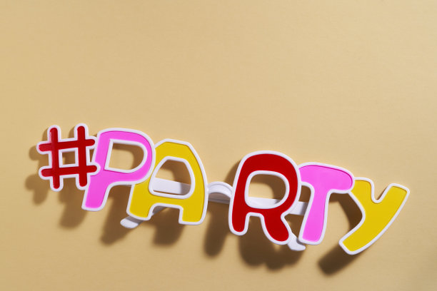 五颜六色的派对眼镜在橙色的背景图片下载