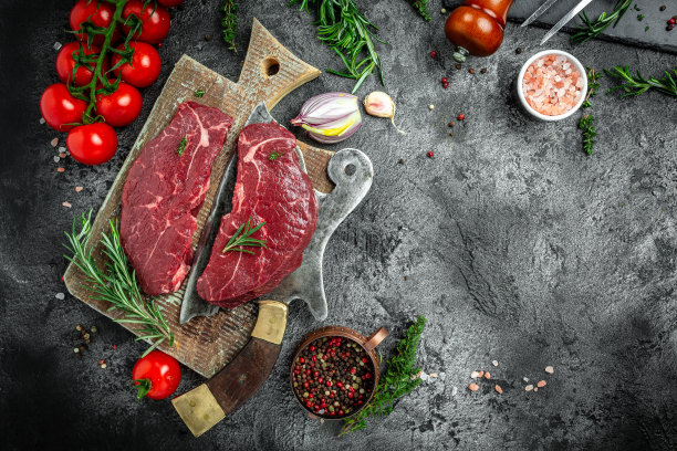 迷迭香生牛排。干熟牛排加香草和盐。美国肉类的餐厅。横幅，菜单食谱的地方为文本，顶部视图图片下载