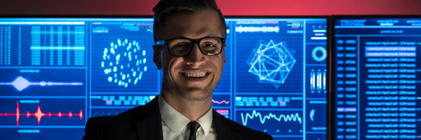 红色实验室里，微笑的商人手里拿着平板电脑图片下载