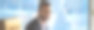 戴着眼镜的快乐男人在桌上用笔记本电脑工作图片下载