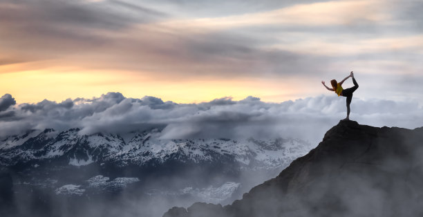 年轻女孩在山顶练习瑜伽的冒险组合。图片下载