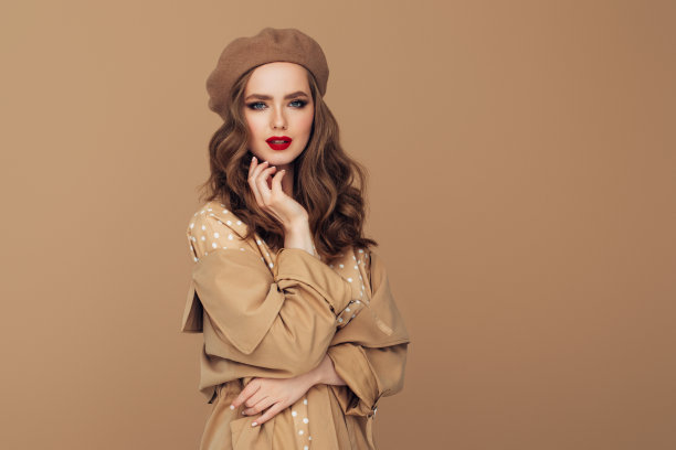 年轻漂亮的女人穿着时髦的照片图片下载