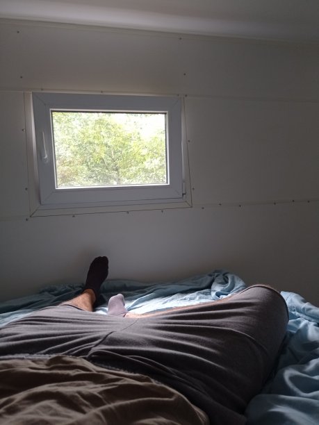 人在自然小屋中休憩的个人视角图片下载