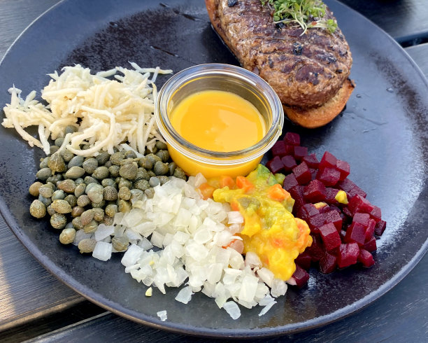 牛排配蛋黄，辣根，洋葱和刺山柑。图片下载