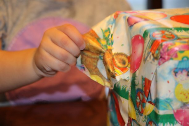 小孩打开生日礼物图片下载