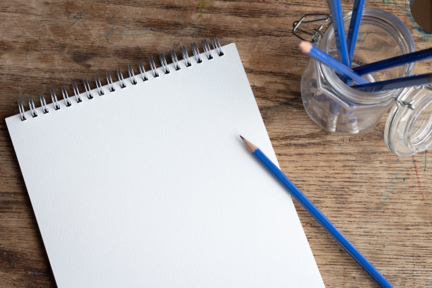 老式书桌上的笔记本和铅笔图片下载