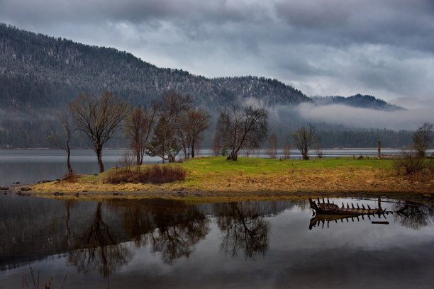 特列茨科耶湖天气恶劣图片下载