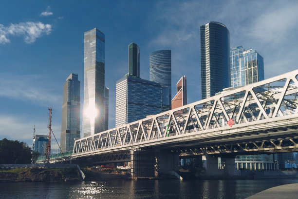 莫斯科城市的摩天大楼在横跨莫斯科河的大桥后面图片下载