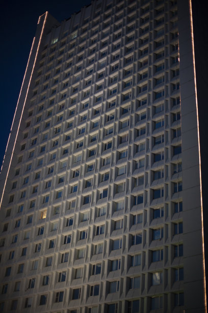 有窗户的高层建筑。办公楼里有许多窗户。图片下载