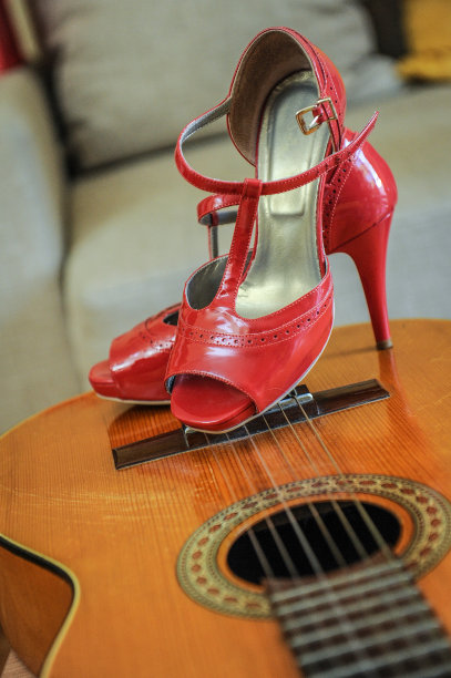 红色的新娘鞋放在吉他上图片下载