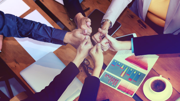 团队成员携起手来共建团队精神——团队合作理念。团结团结人的手，团结社区的团队。图片下载