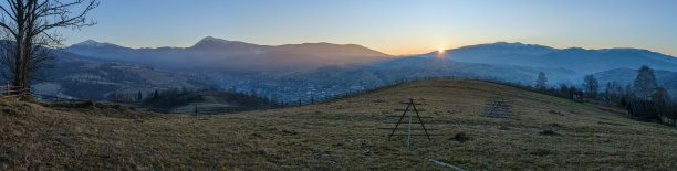风景如画的晚秋山野全景。乌克兰,喀尔巴阡山脉。图片下载