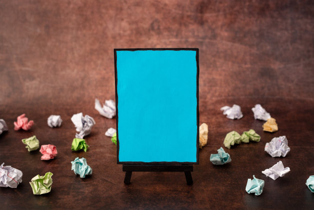 思考新的光明的想法，更新创意灵感，新的机会，工作空间设计，工作环境，头脑风暴计划，办公室收集笔纸图片下载